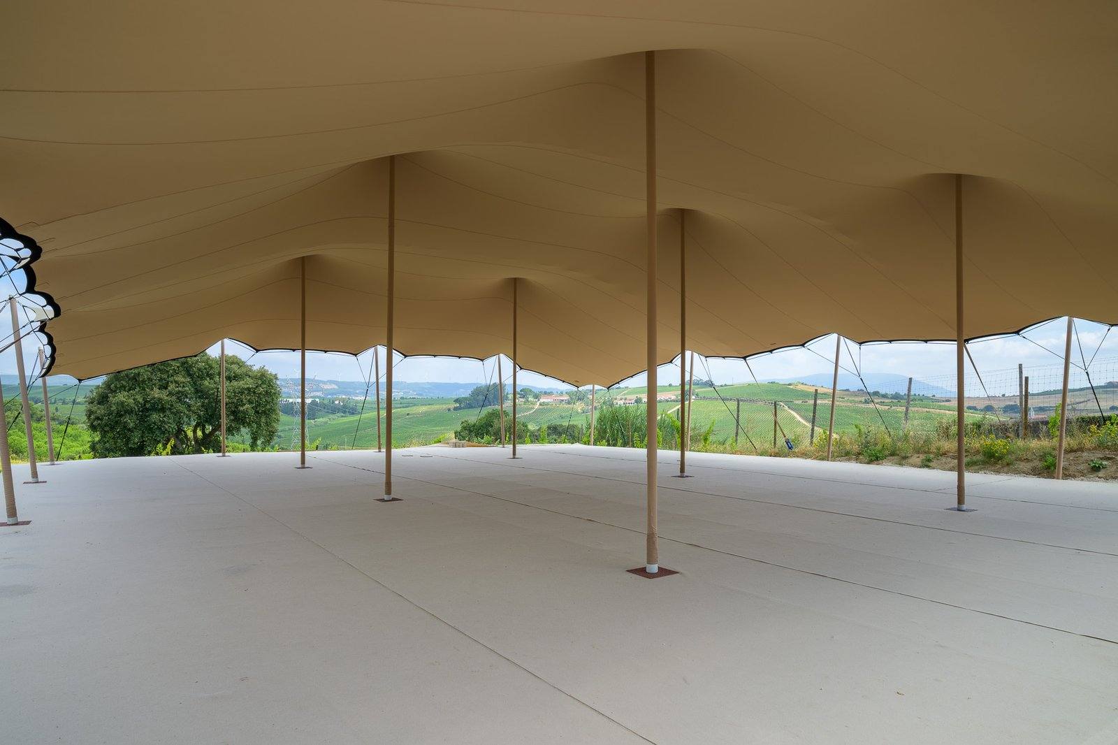 The empty pavilion open to the Alenquer hills