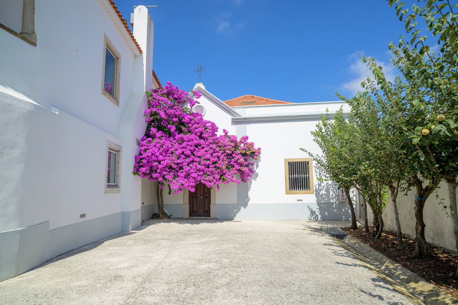 The courtyard and chapel entrance at Quinta do Boiro